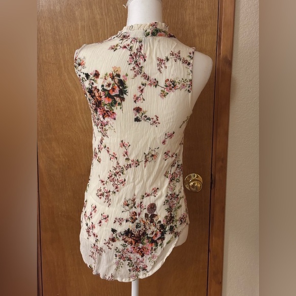 Pink Clover Cream Sleeveless Floral Button-Front Blouse - Picture 3 of 9